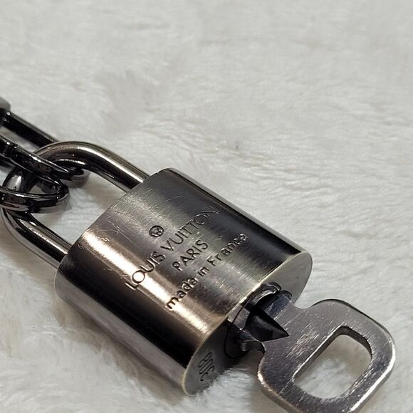LV #308 AUTHENTIC Silver Lock & Key #308 with dustbag and Unbranded chain - Picture 10 of 11